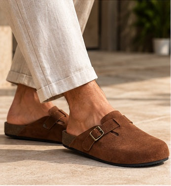 Sandália Mule Clog Masculina Marrom Premium com Fivela Metálica – Estilo Casual