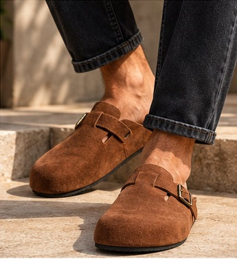 Sandália Mule Clog Masculina Marrom Premium com Fivela Metálica – Estilo Casual