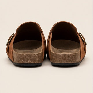 Sandália Mule Clog Masculina Marrom Premium com Fivela Metálica – Estilo Casual