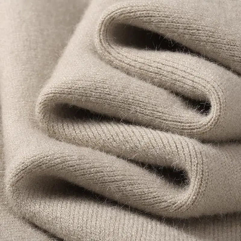 Blusa pelúciada, gola alta com veludo