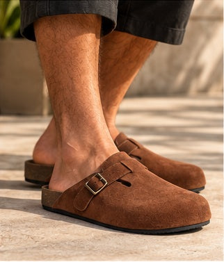 Sandália Mule Clog Masculina Marrom Premium com Fivela Metálica – Estilo Casual
